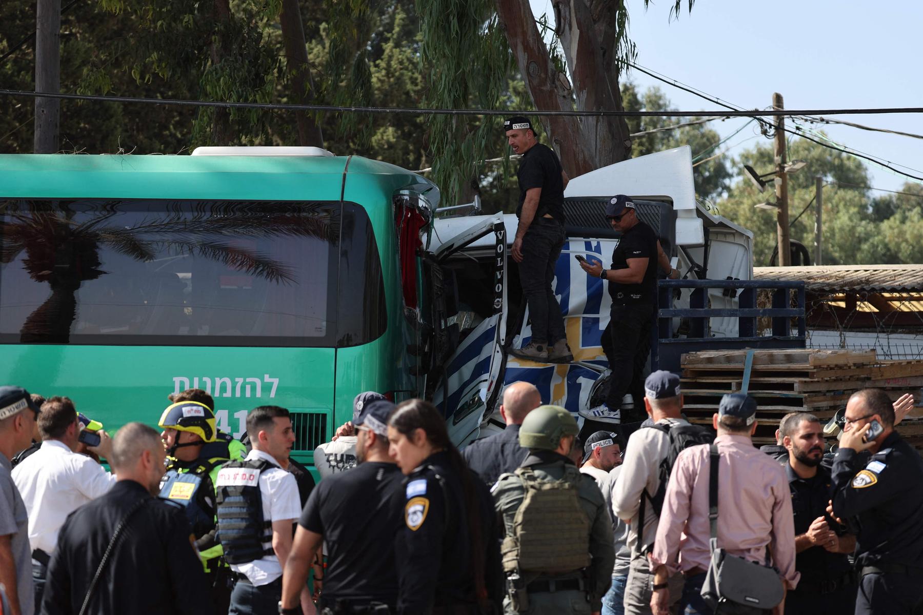 Lastwagen nördlich von Tel Aviv in Gruppe gefahren: Zahlreiche Verletzte