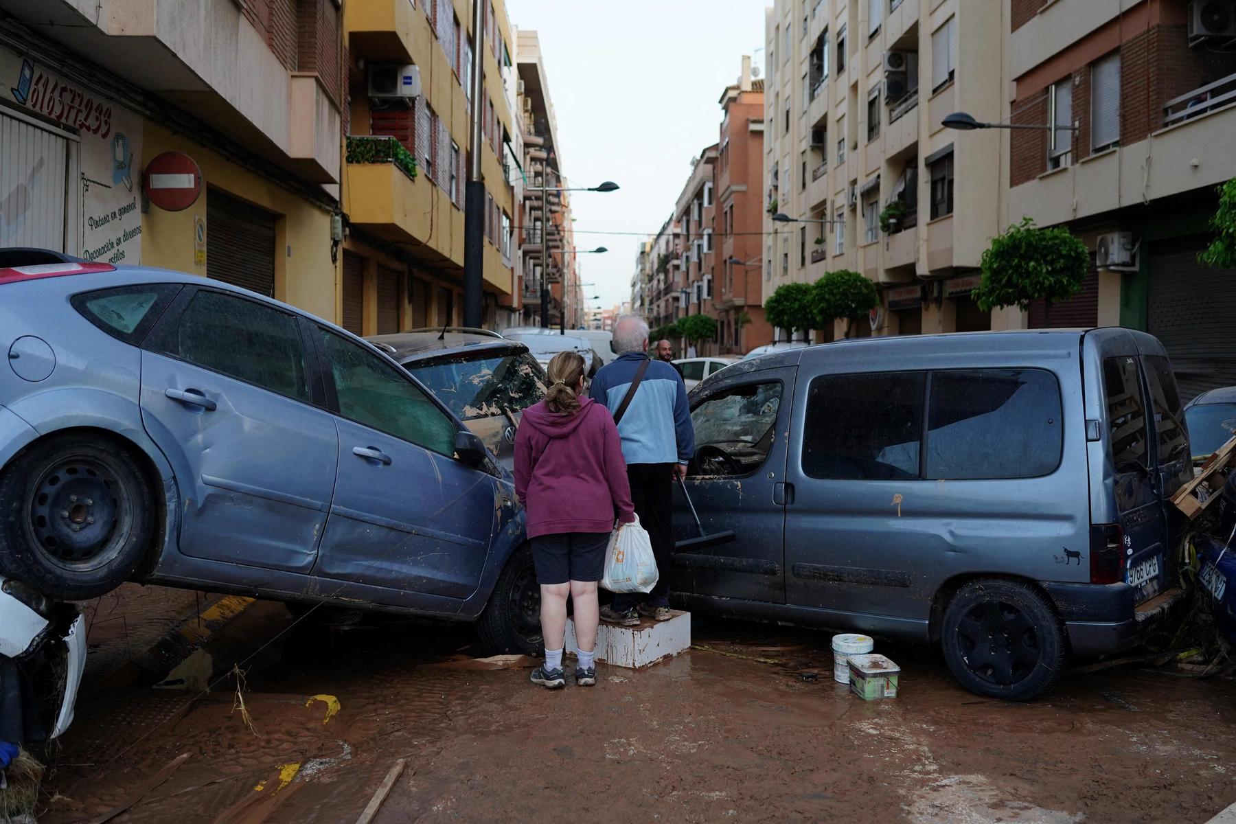 Mindestens 95 Tote in Spanien: Tausende Menschen in Autos, Zügen, Einkaufszentren eingeschlossen