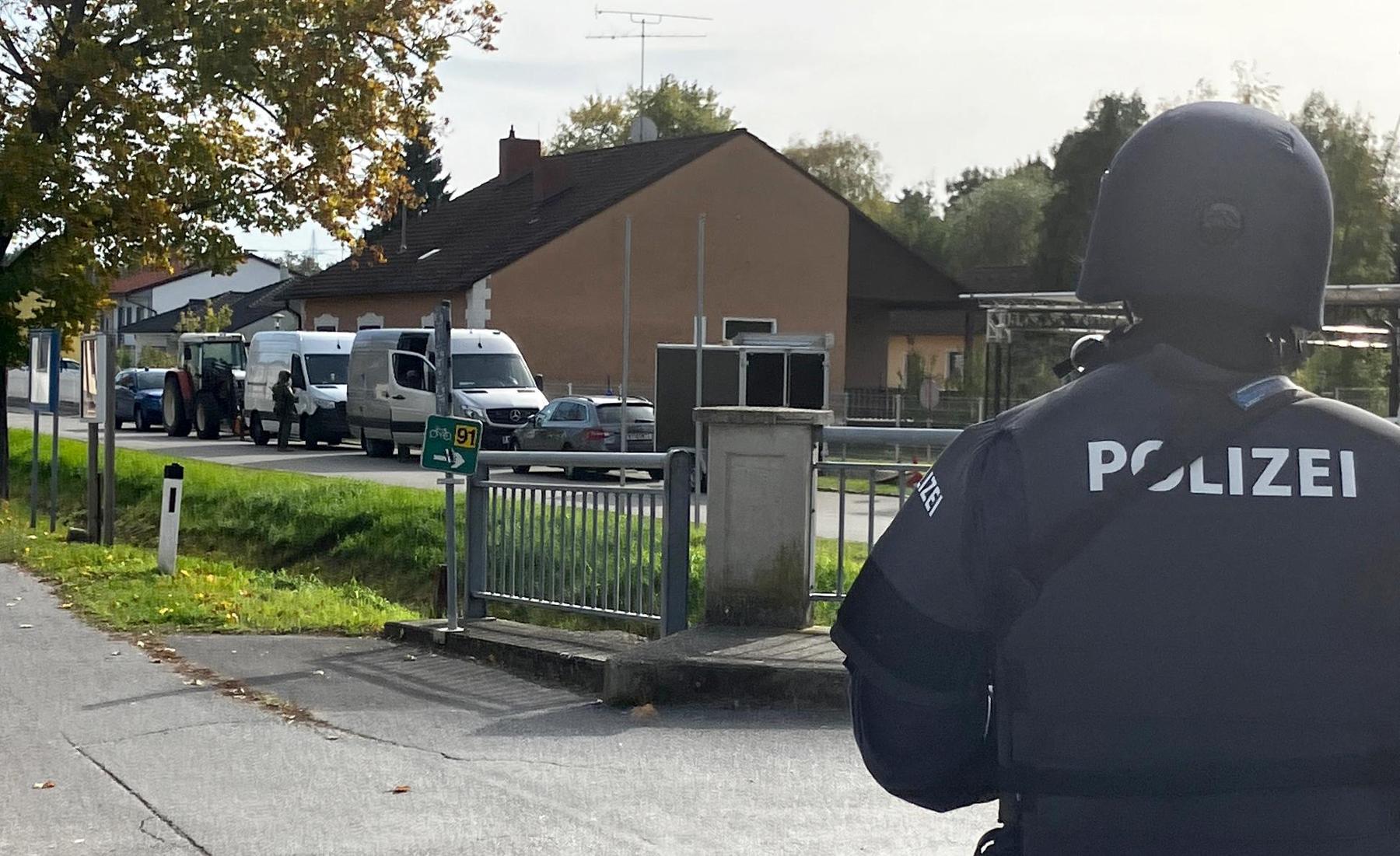 Großeinsatz in Zistersdorf: Verschanzter Mordverdächtiger offenbar bei Explosion getötet