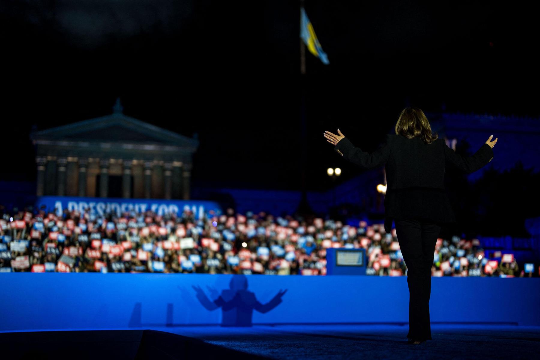 Abschlussreden: Harris spricht auf „Rocky“-Stufen, Trump will Käfigkämpfe gegen Migranten