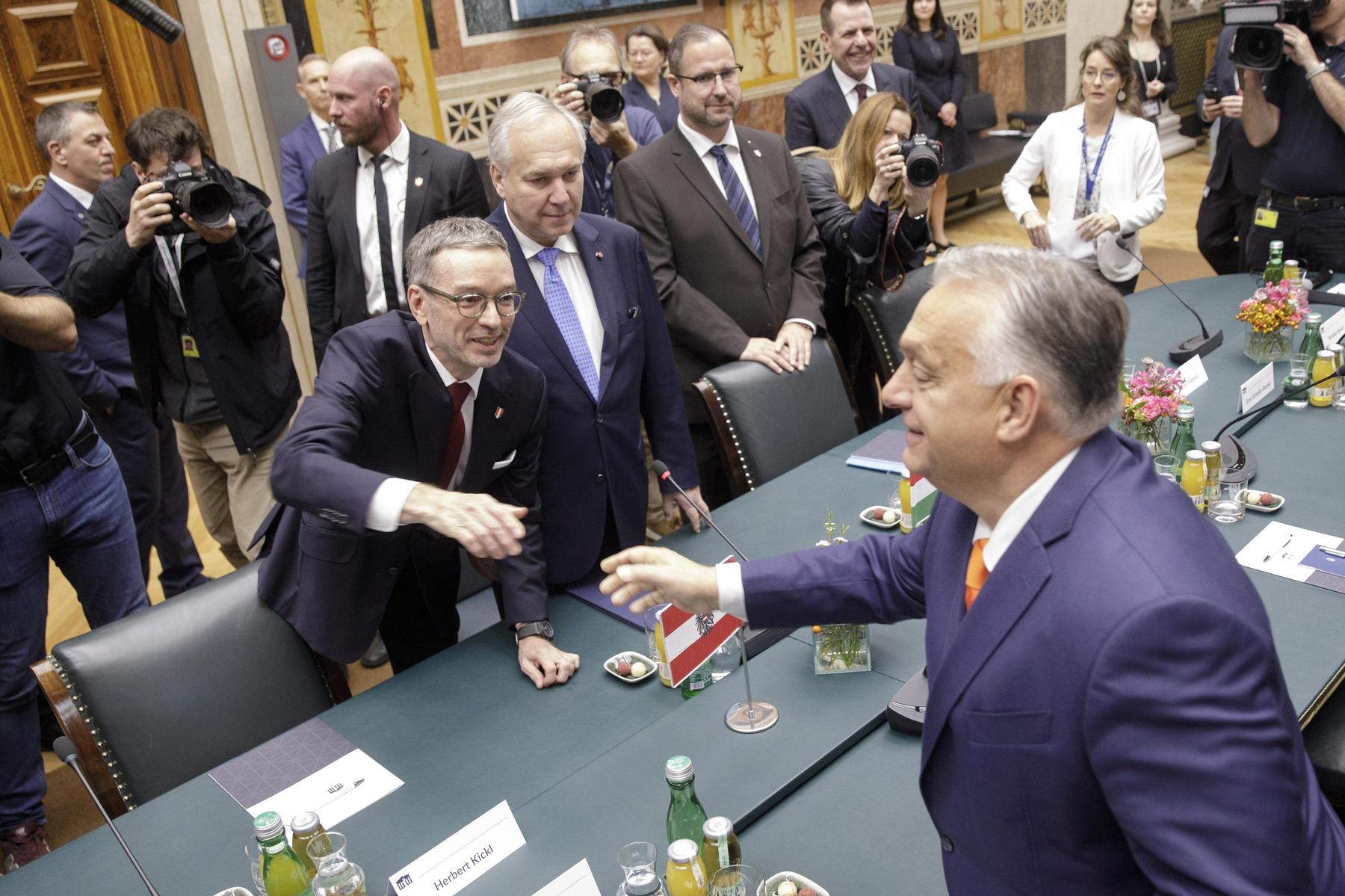 Kritik an Orbán-Besuch: ÖVP stellt Rosenkranz 75 Fragen