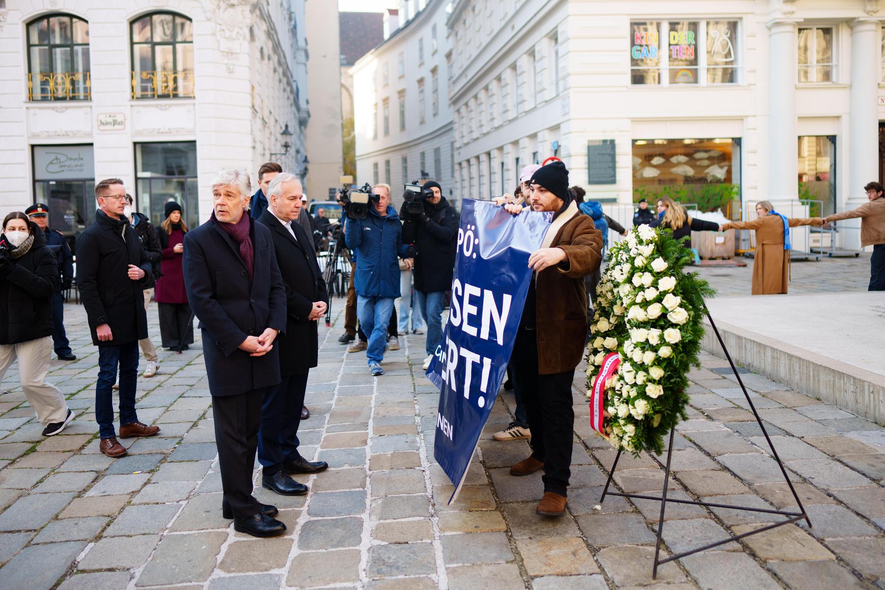 Demonstranten hindern Rosenkranz an Kranzniederlegung am Judenplatz